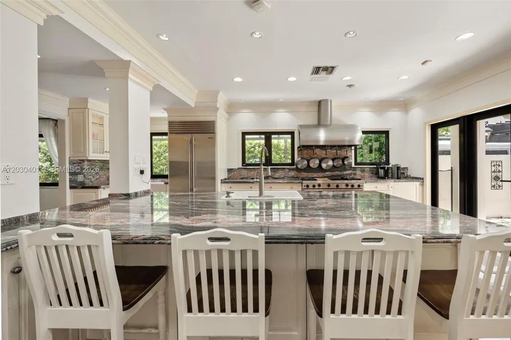 5860 Pine Tree Dr Miami Beach, FL 33140