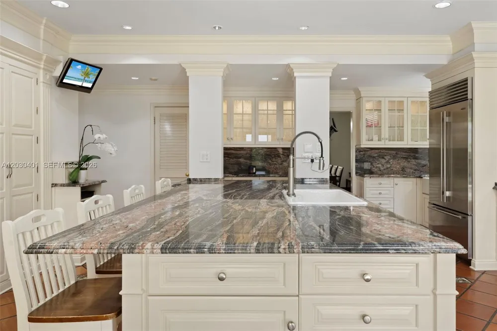 5860 Pine Tree Dr Miami Beach, FL 33140