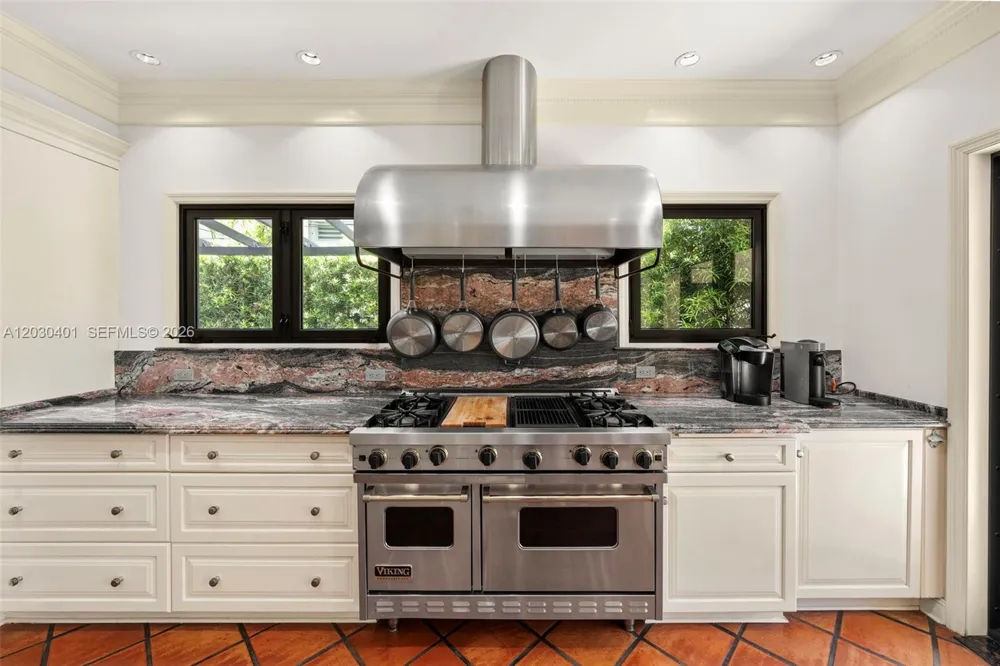 5860 Pine Tree Dr Miami Beach, FL 33140