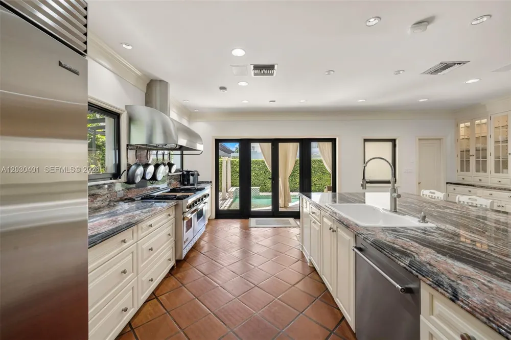 5860 Pine Tree Dr Miami Beach, FL 33140