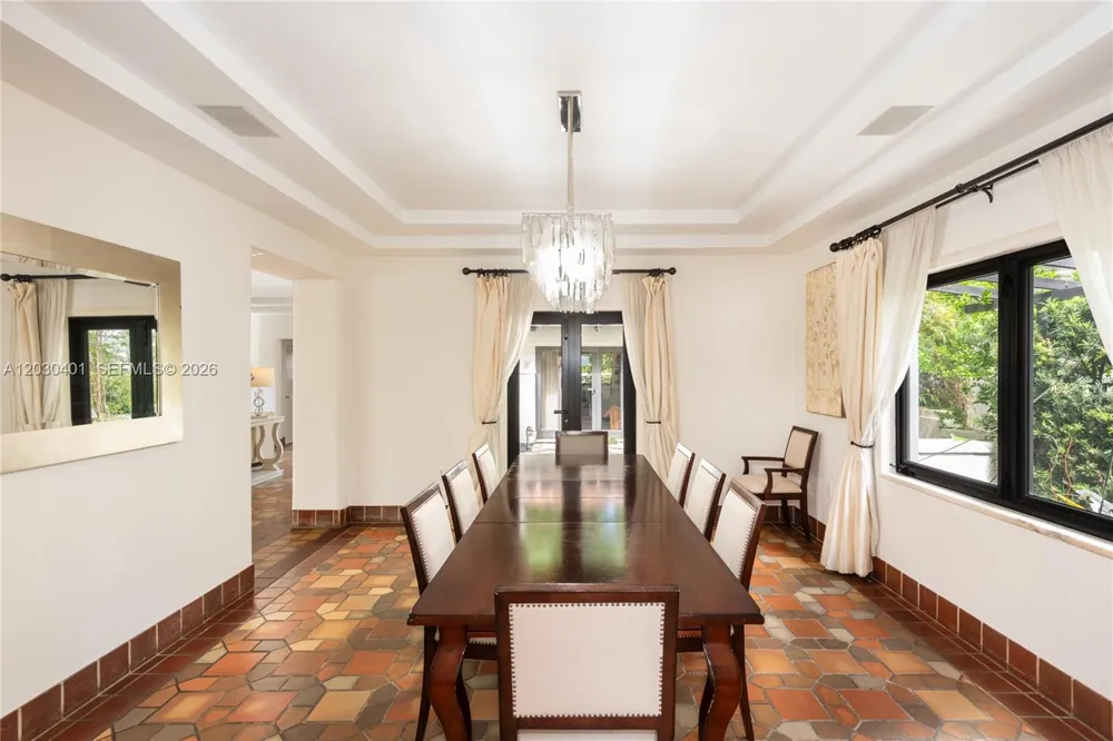 5860 Pine Tree Dr Miami Beach, FL 33140
