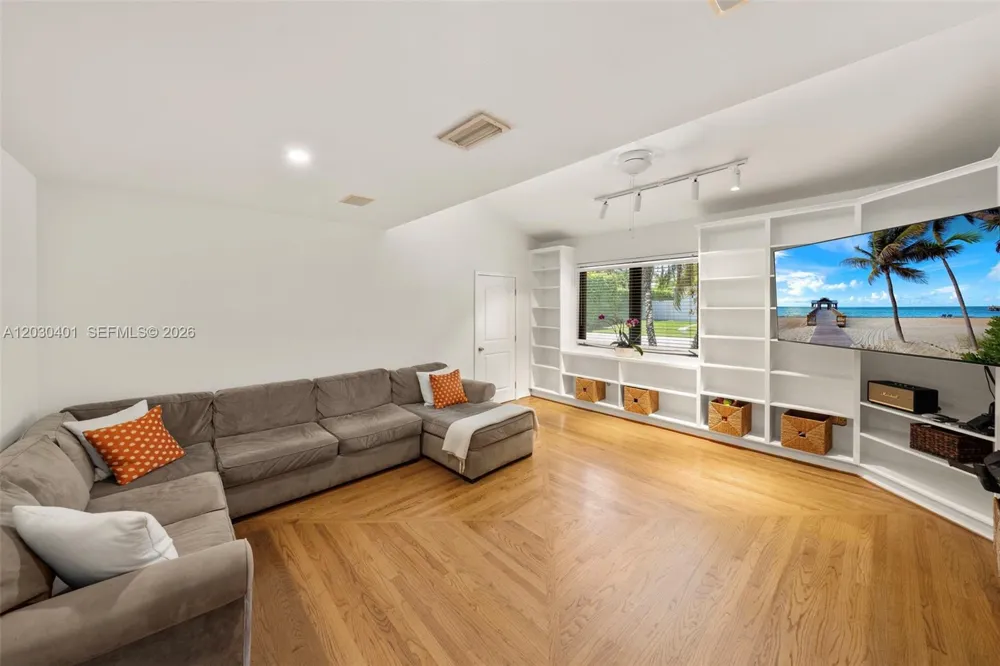 5860 Pine Tree Dr Miami Beach, FL 33140