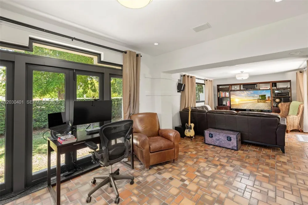 5860 Pine Tree Dr Miami Beach, FL 33140