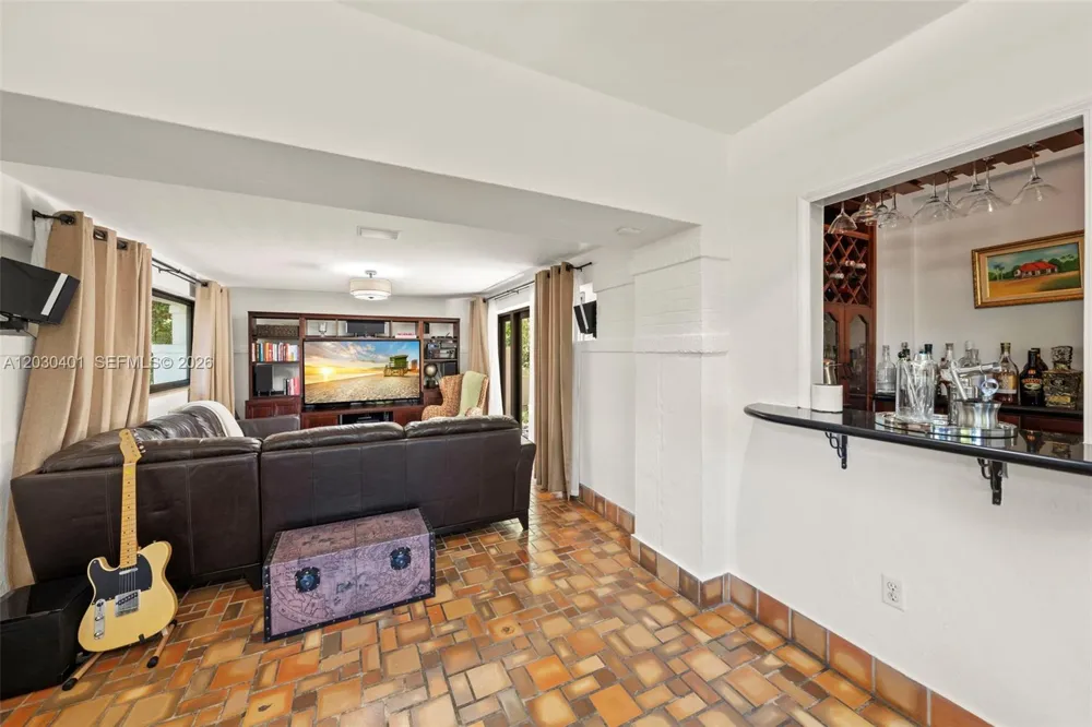 5860 Pine Tree Dr Miami Beach, FL 33140