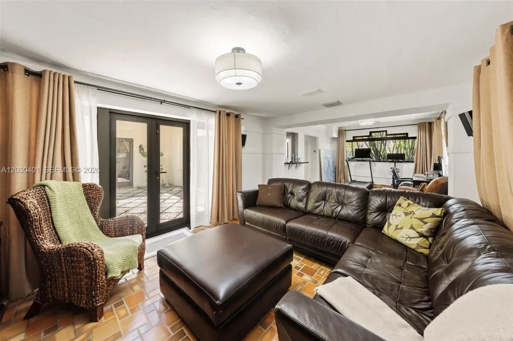 5860 Pine Tree Dr Miami Beach, FL 33140