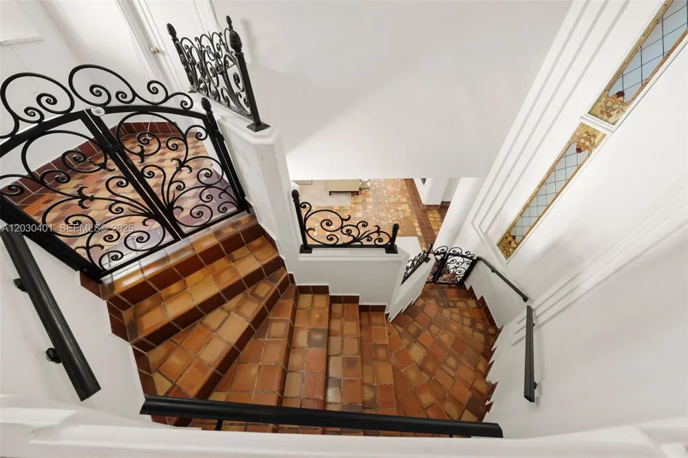 5860 Pine Tree Dr Miami Beach, FL 33140