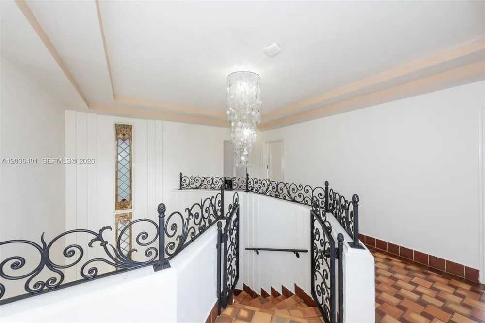 5860 Pine Tree Dr Miami Beach, FL 33140