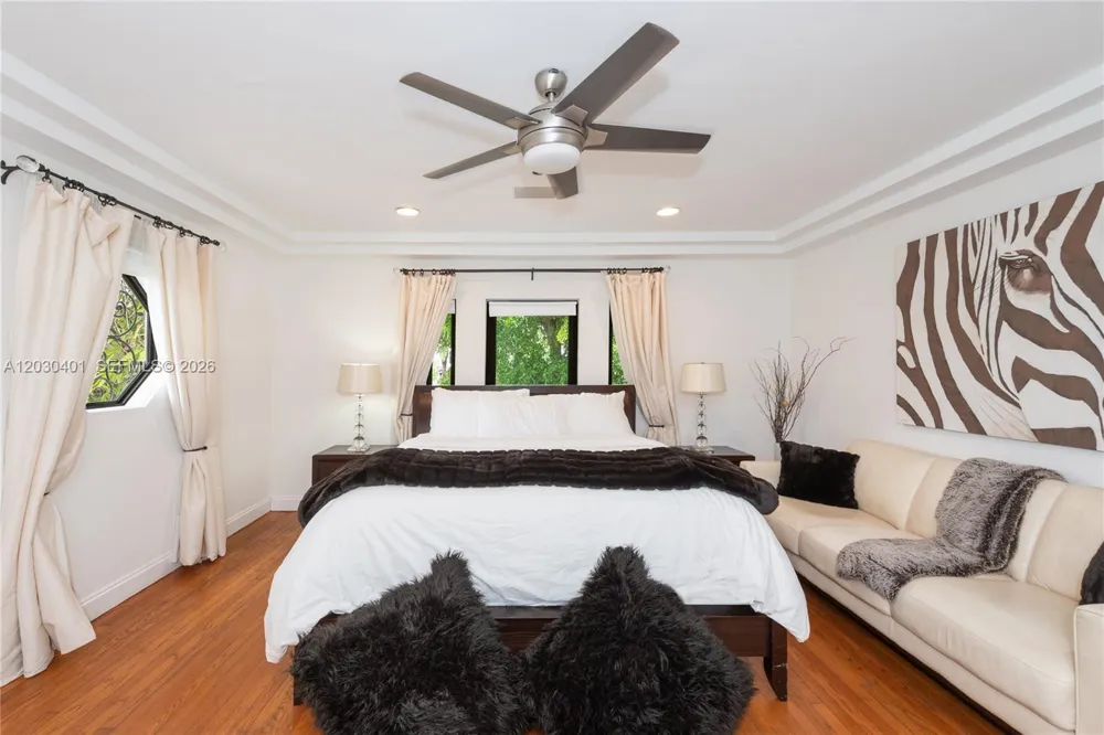 5860 Pine Tree Dr Miami Beach, FL 33140