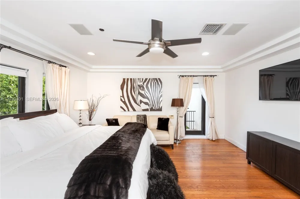 5860 Pine Tree Dr Miami Beach, FL 33140