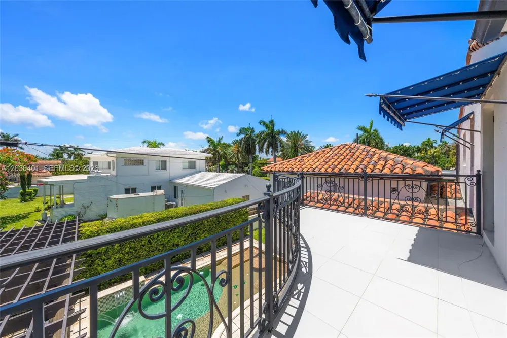5860 Pine Tree Dr Miami Beach, FL 33140