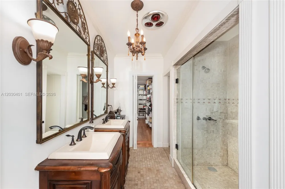5860 Pine Tree Dr Miami Beach, FL 33140