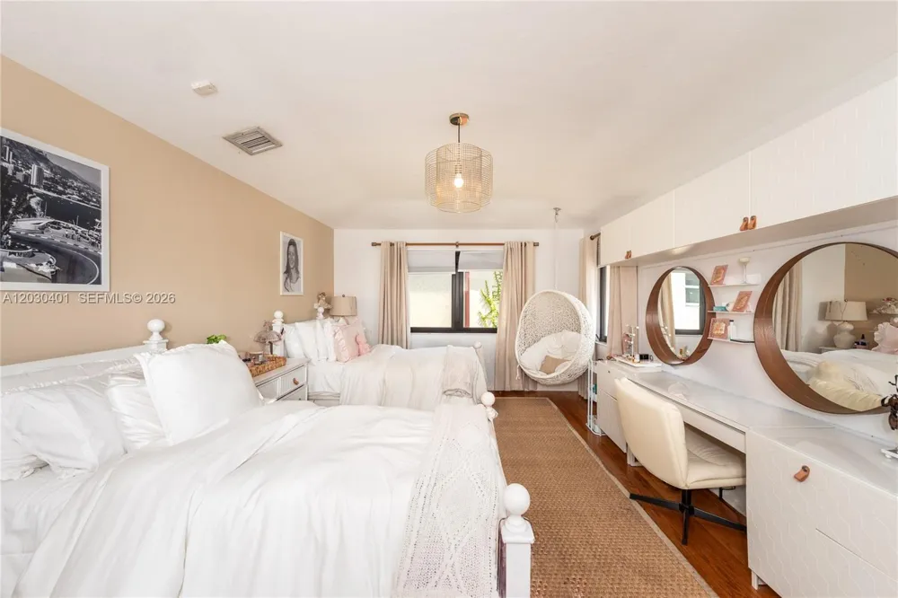 5860 Pine Tree Dr Miami Beach, FL 33140