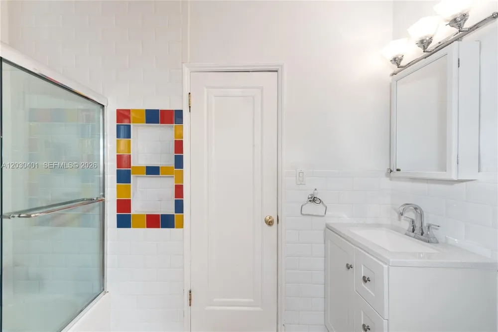 5860 Pine Tree Dr Miami Beach, FL 33140
