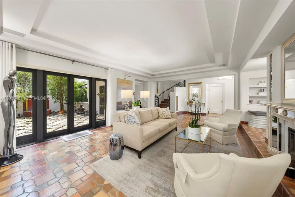 5860 Pine Tree Dr Miami Beach, FL 33140