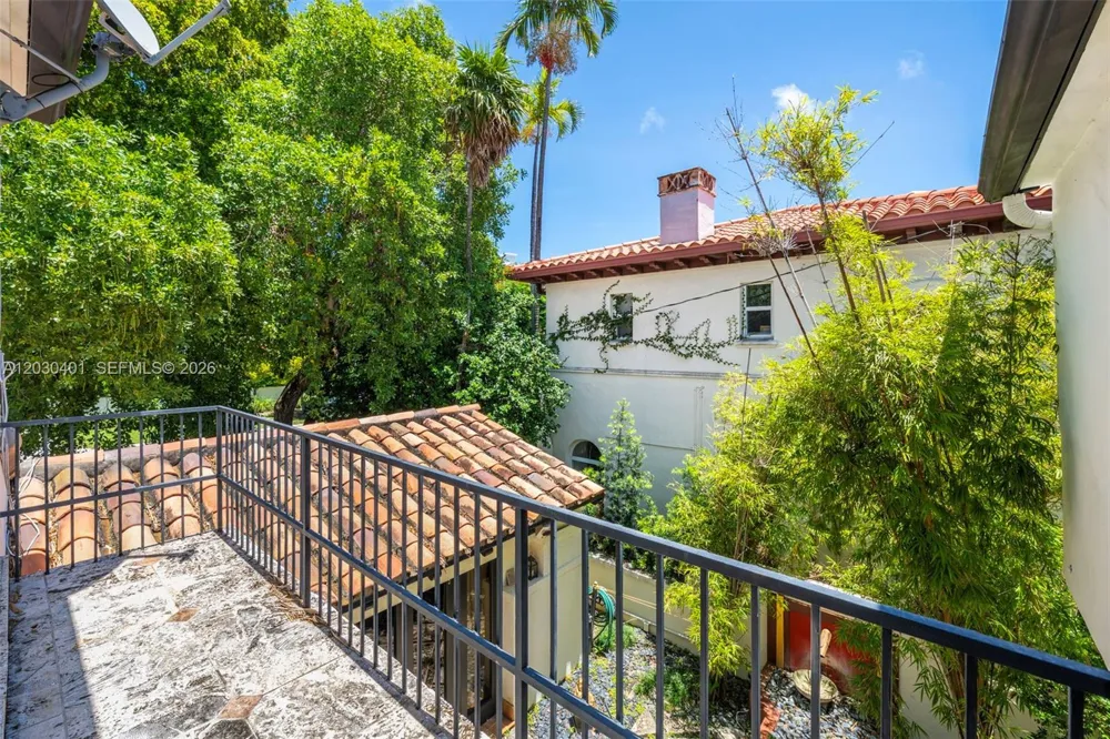 5860 Pine Tree Dr Miami Beach, FL 33140