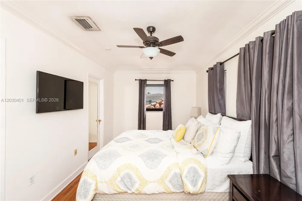 5860 Pine Tree Dr Miami Beach, FL 33140