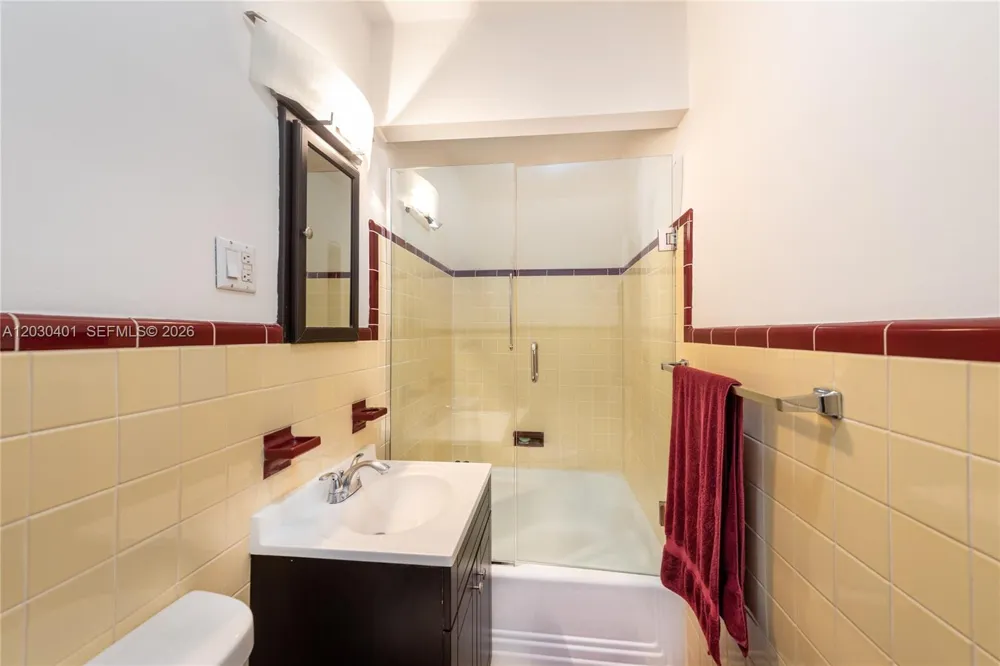 5860 Pine Tree Dr Miami Beach, FL 33140