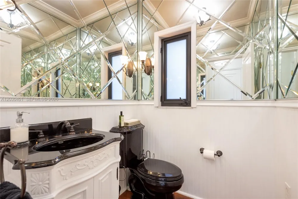 5860 Pine Tree Dr Miami Beach, FL 33140