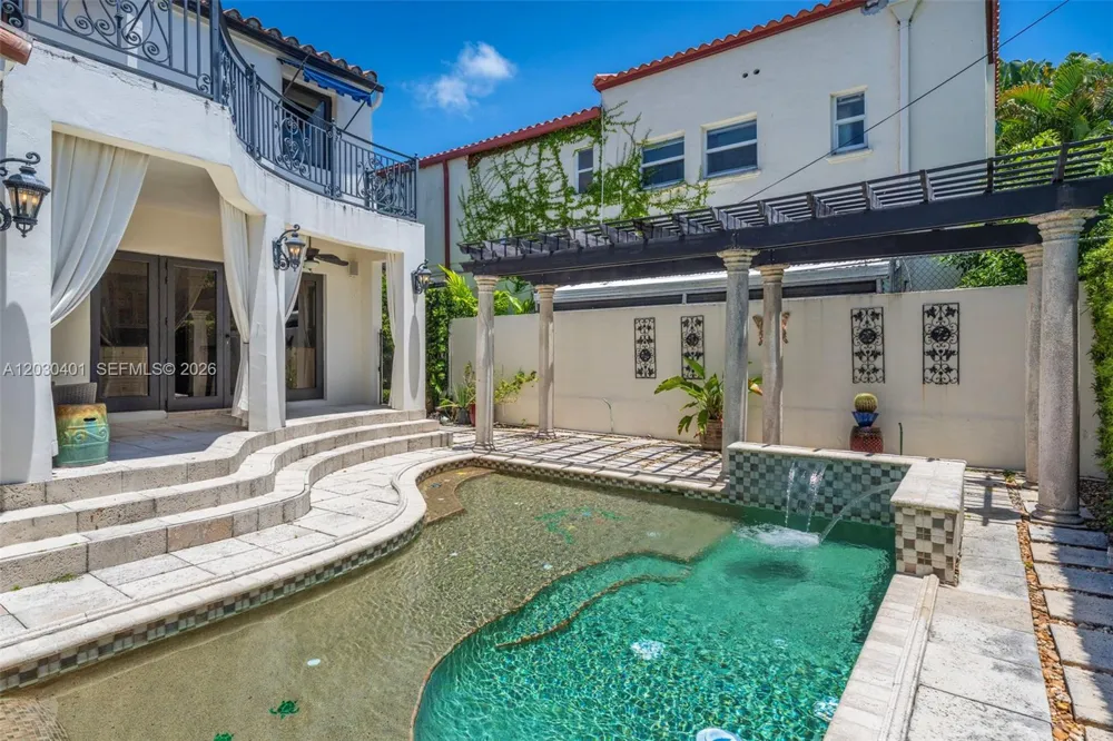 5860 Pine Tree Dr Miami Beach, FL 33140