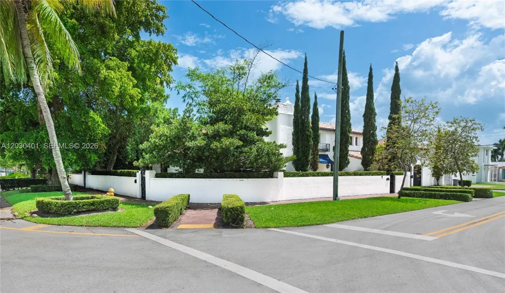 5860 Pine Tree Dr Miami Beach, FL 33140