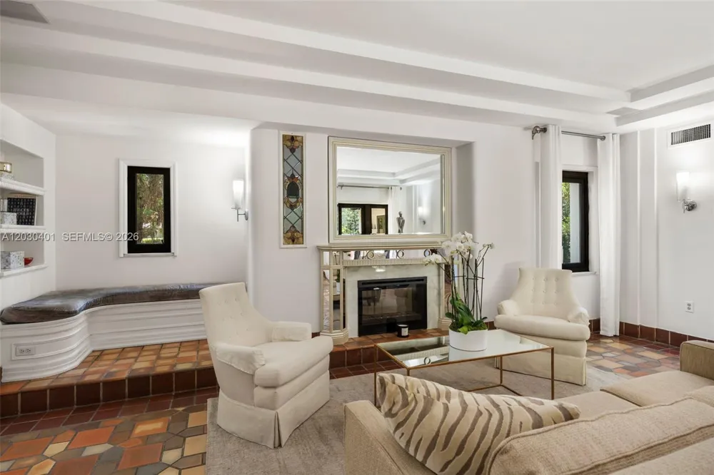 5860 Pine Tree Dr Miami Beach, FL 33140