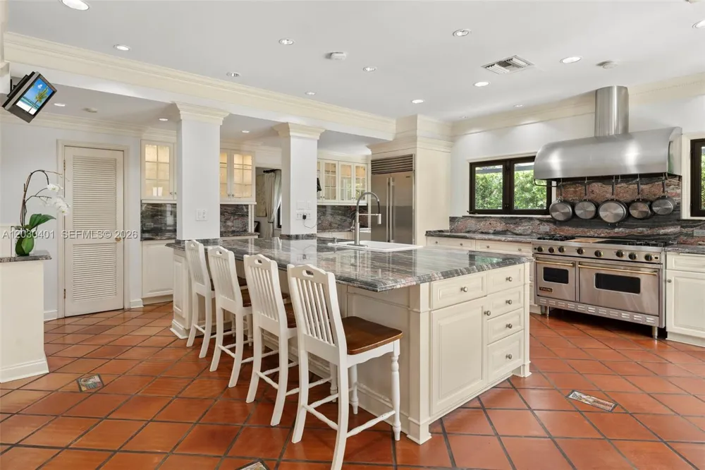 5860 Pine Tree Dr Miami Beach, FL 33140