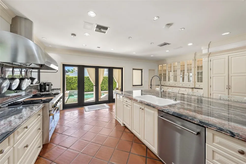 5860 Pine Tree Dr Miami Beach, FL 33140