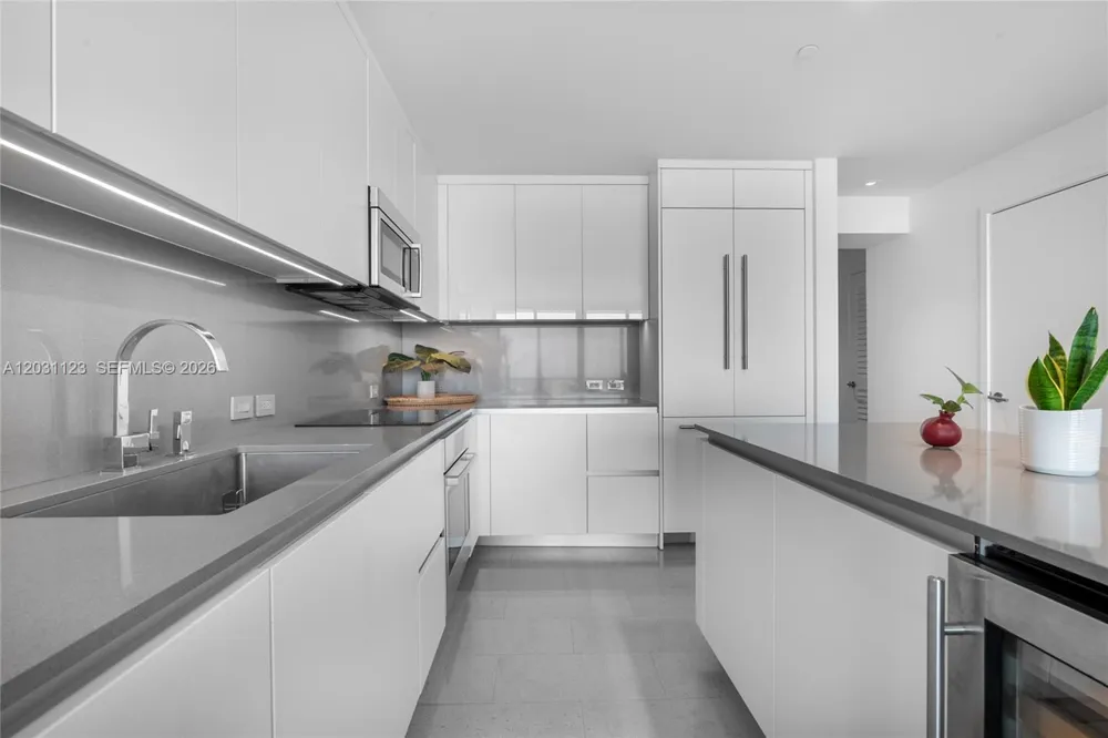 88 SW 7th St #3208 Miami, FL 33130
