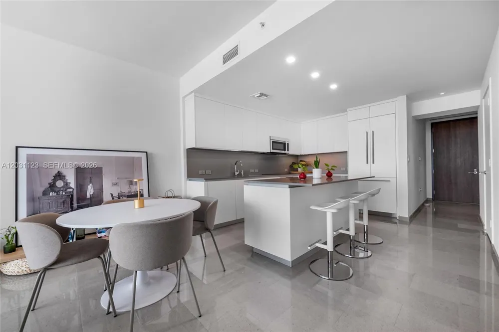 88 SW 7th St #3208 Miami, FL 33130