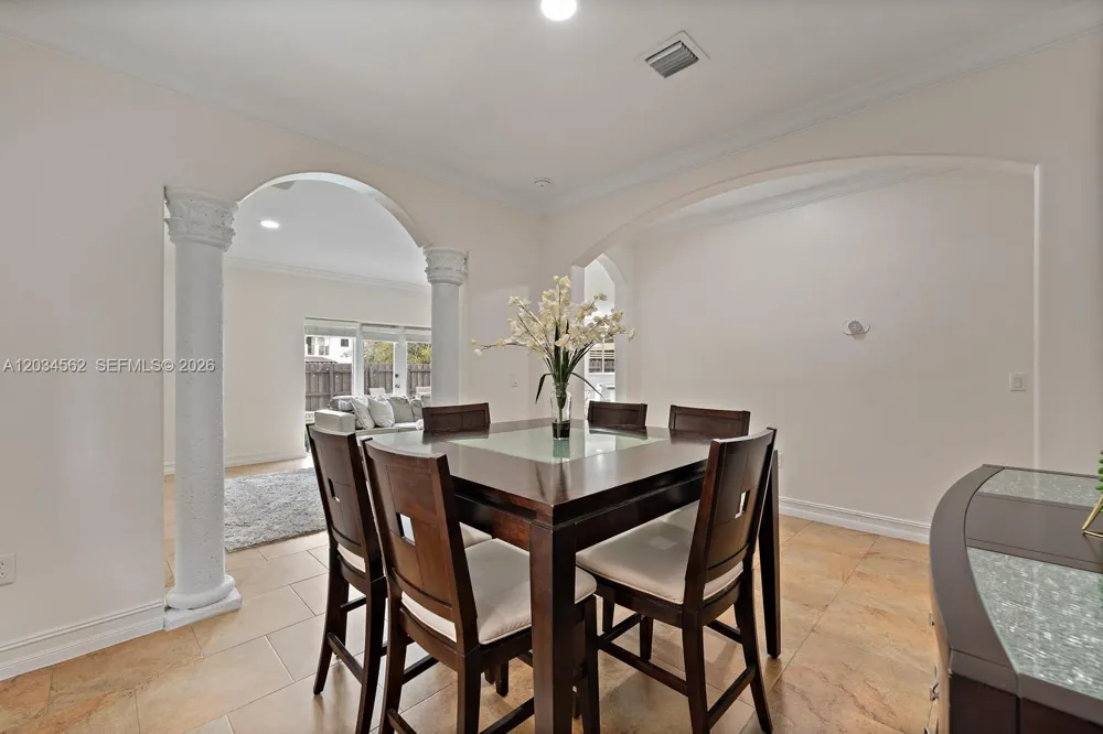 15651 SW 14th St Miami, FL 33194
