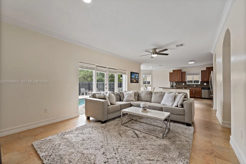15651 SW 14th St Miami, FL 33194