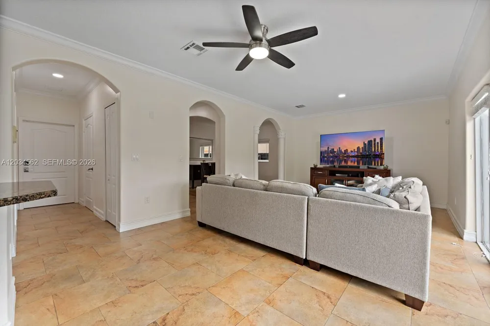 15651 SW 14th St Miami, FL 33194