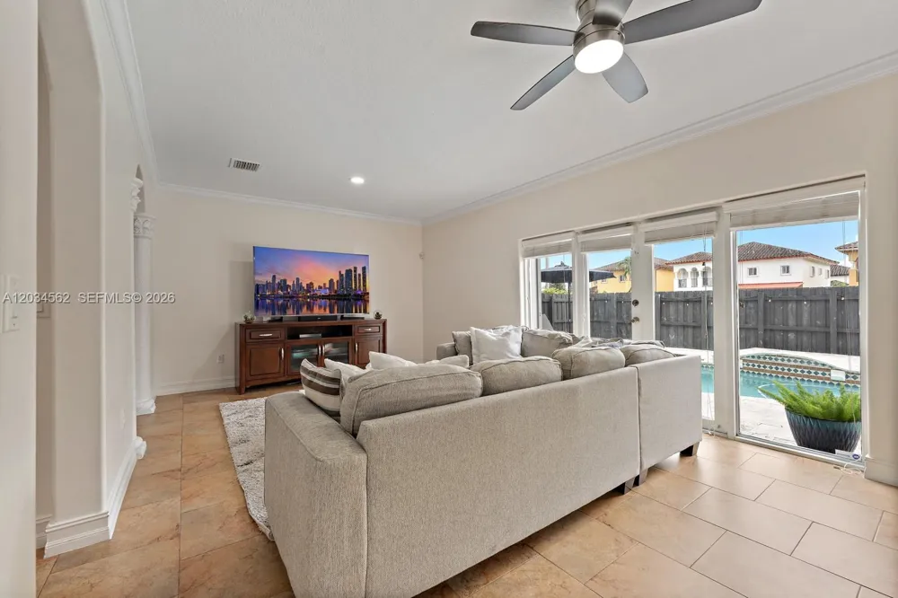 15651 SW 14th St Miami, FL 33194