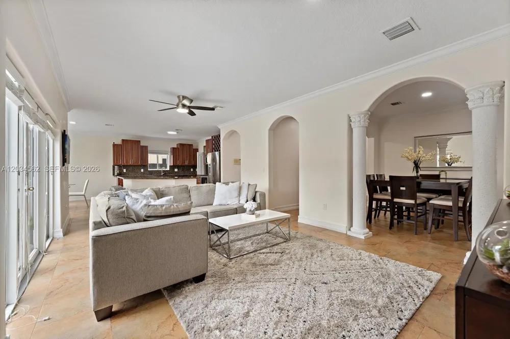 15651 SW 14th St Miami, FL 33194
