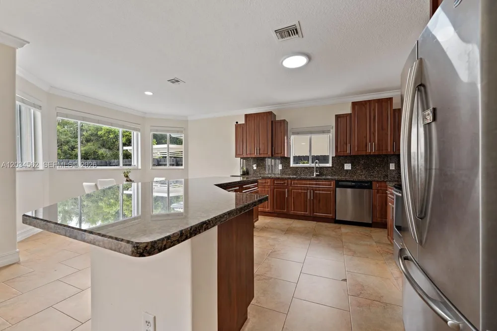 15651 SW 14th St Miami, FL 33194