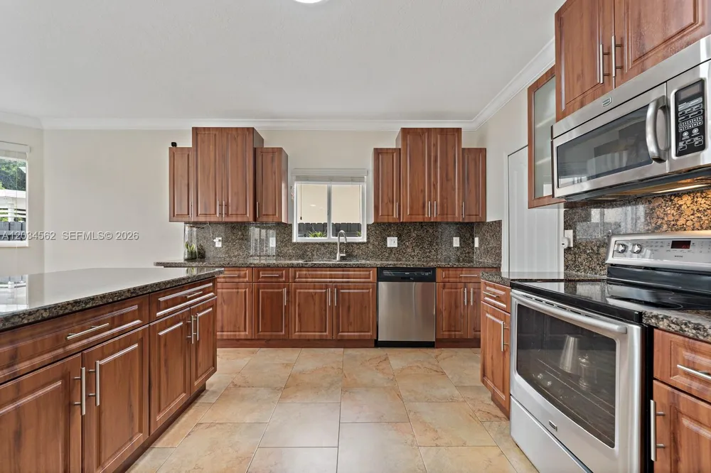 15651 SW 14th St Miami, FL 33194