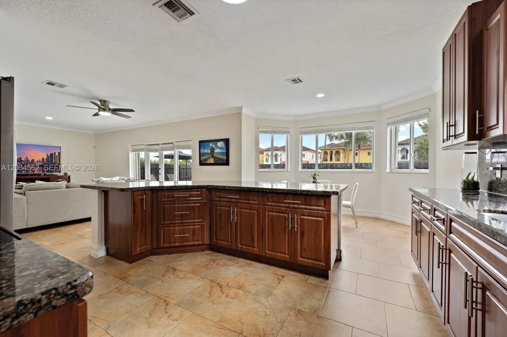 15651 SW 14th St Miami, FL 33194
