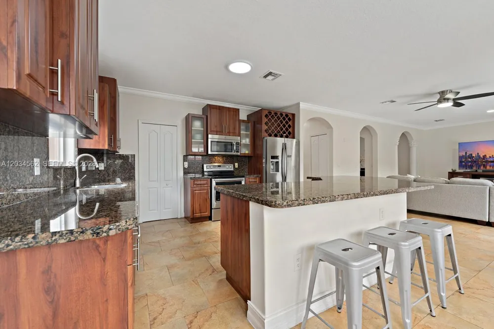 15651 SW 14th St Miami, FL 33194