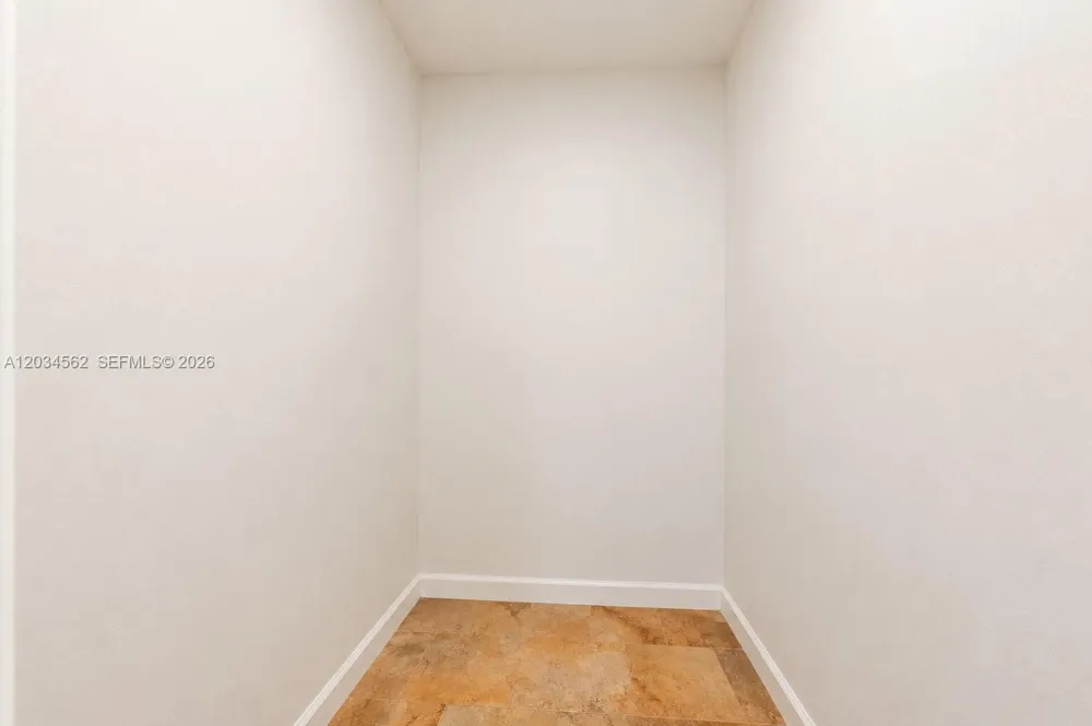 15651 SW 14th St Miami, FL 33194