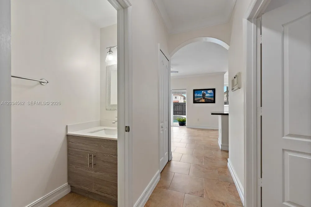 15651 SW 14th St Miami, FL 33194