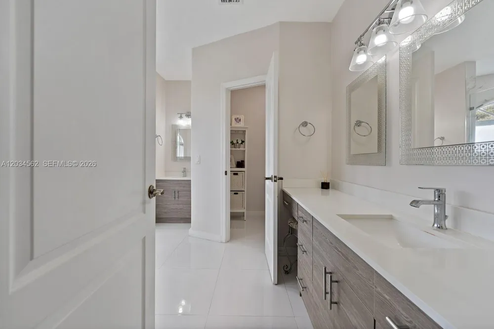 15651 SW 14th St Miami, FL 33194