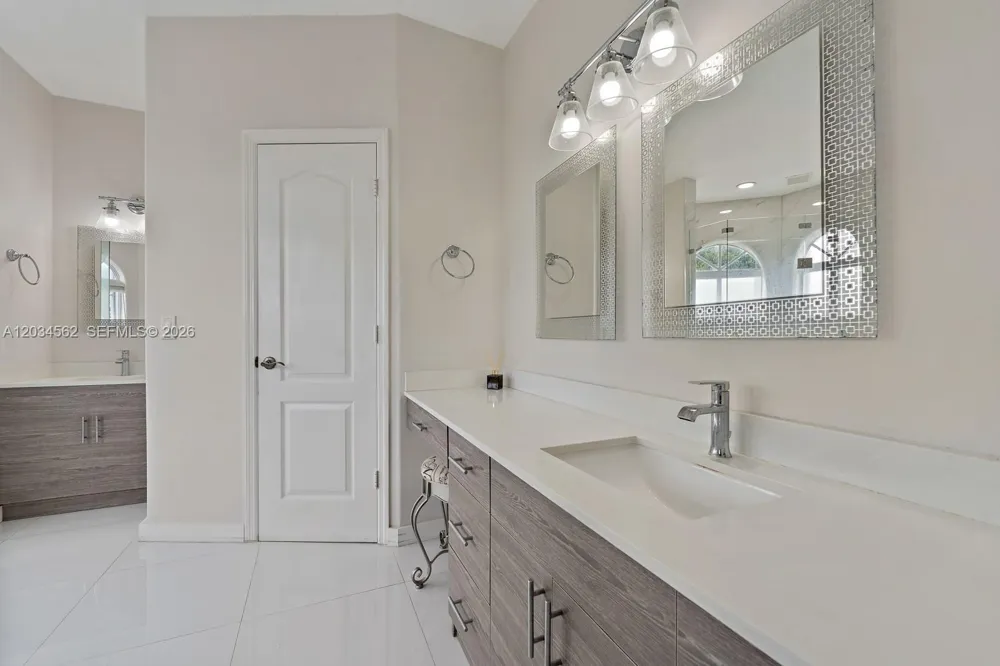 15651 SW 14th St Miami, FL 33194