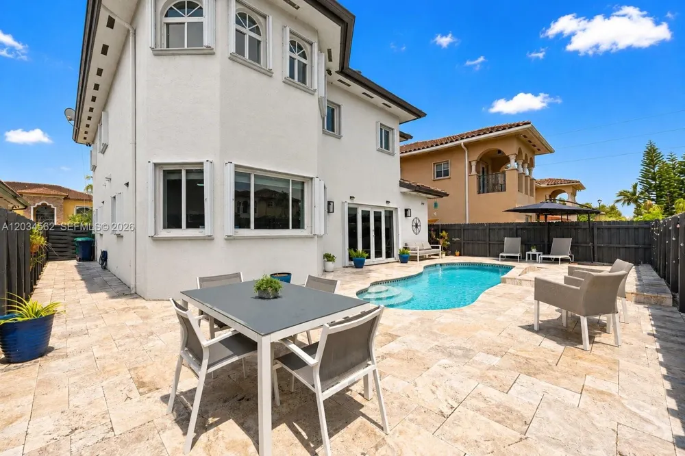 15651 SW 14th St Miami, FL 33194
