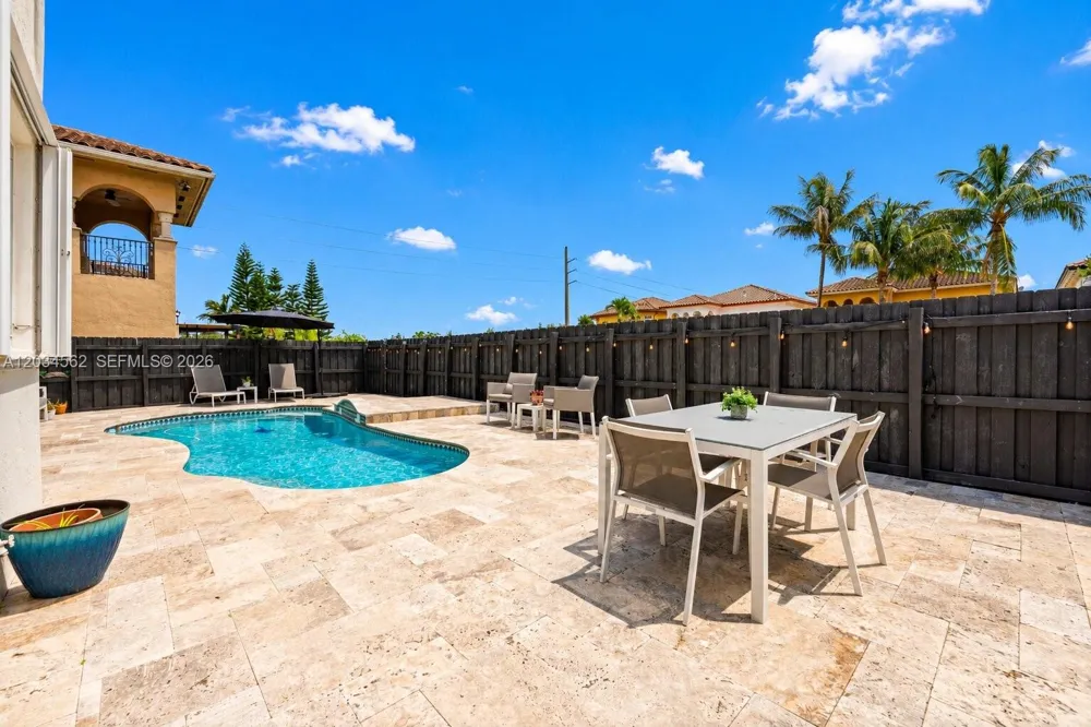 15651 SW 14th St Miami, FL 33194