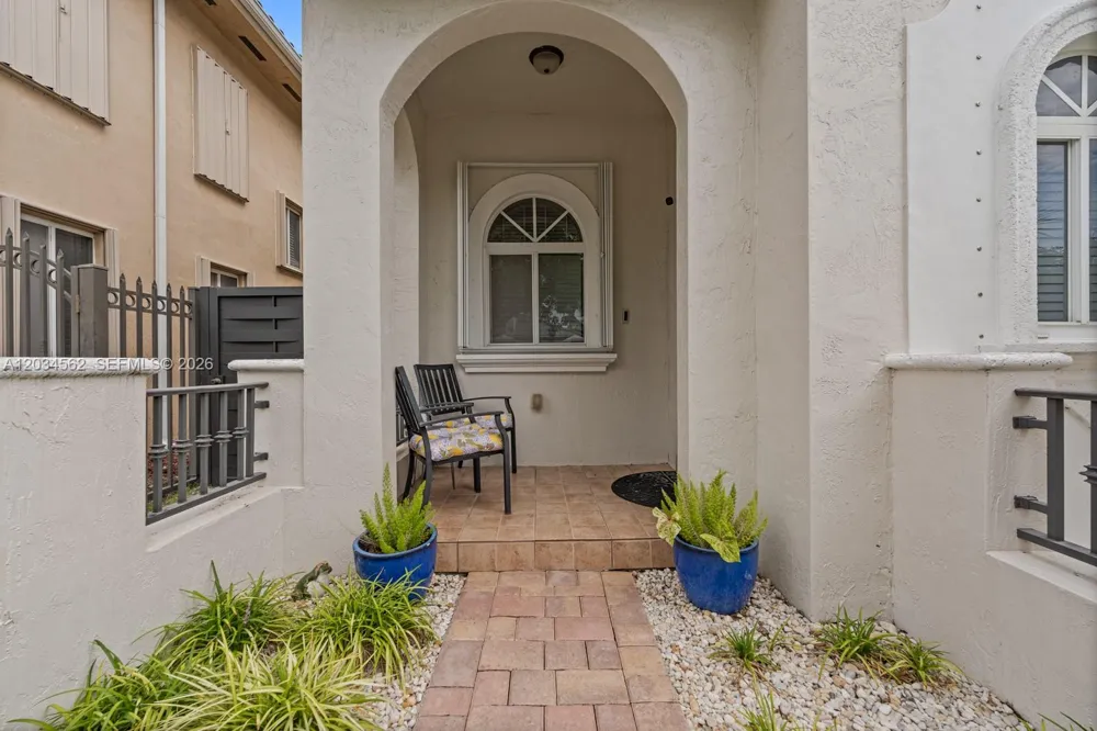 15651 SW 14th St Miami, FL 33194