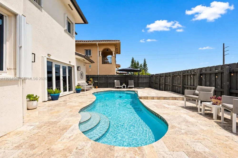 15651 SW 14th St Miami, FL 33194