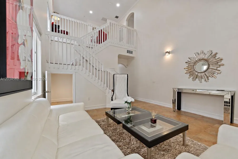 15651 SW 14th St Miami, FL 33194