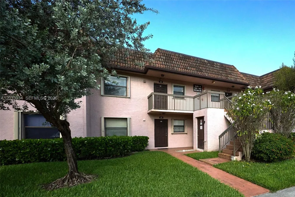 940 NW 104th Ave #203 Pembroke Pines, FL 33026