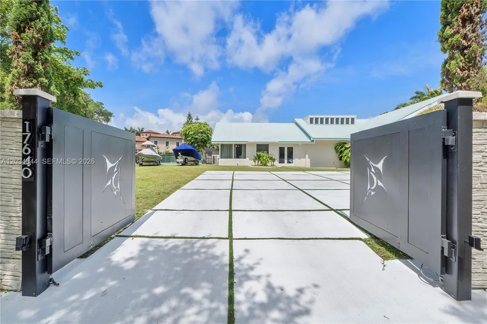17640 Old Cutler Rd Palmetto Bay, FL 33157