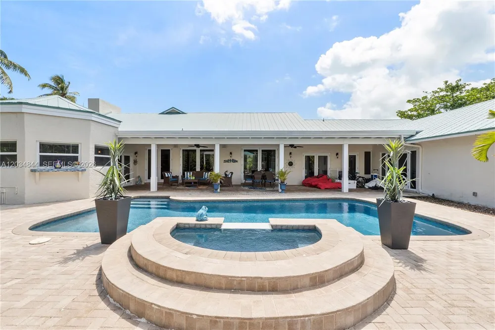 17640 Old Cutler Rd Palmetto Bay, FL 33157